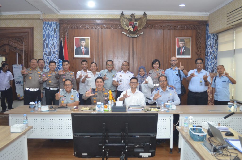 Etika Menggunakan Jalur Cepat Dan Jalur Lambat Pilar Keselamatan Dan Kelancaran Lalu Lintas